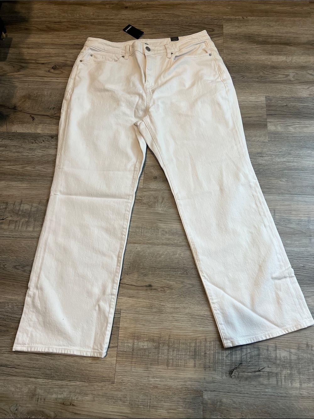NWT Women’s White Straight-Leg Jeans, short length, stretchy